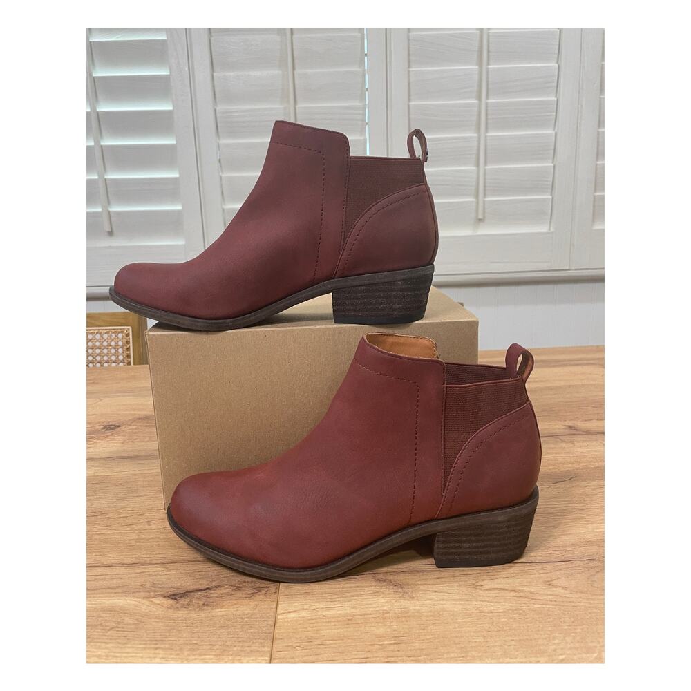 Lucky Brand Women's Badene Ankle Bootie Burgundy Faux Leather Size 7.5 NWOB - Picture 2 of 9